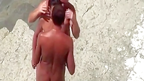 Urlaubsdreier Ehefrau wird am Strand von Fremden gefickt