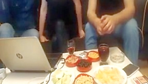 Yengemi abimle sikiyoruz