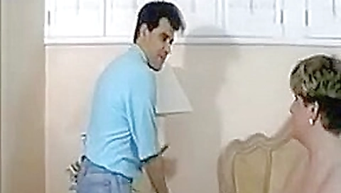 Une grosse dame mure baise un ouvrier dans sa chambre d'hotel